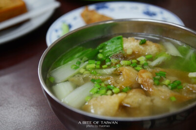 【台南虾饺】 ★★★★ 地点：台南 其实我不记得这个是不是叫虾饺了，在我看来就是一个虾馄饨煎了以后蘸胡椒粉or泡成一碗汤，里面可以看到整个虾仁