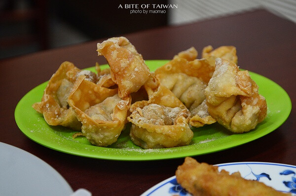 【台南虾饺】 ★★★★ 地点：台南 其实我不记得这个是不是叫虾饺了，在我看来就是一个虾馄饨煎了以后蘸胡椒粉or泡成一碗汤，里面可以看到整个虾仁