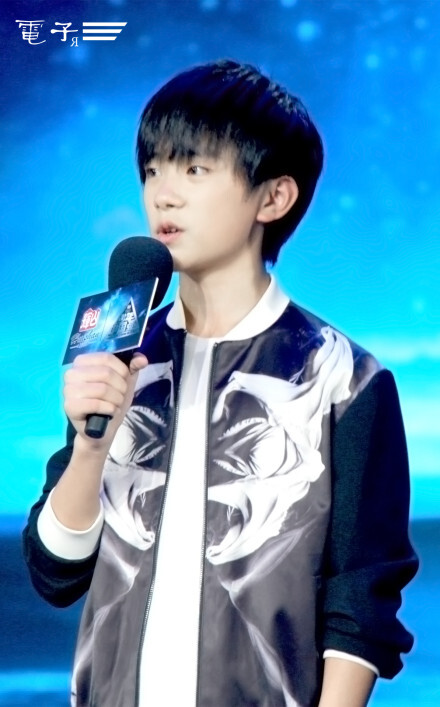 #tfboys易烊千玺# 140709中国少年强发布会高清6p 易烊千玺谁教的你说话噘嘴！！！我不管他是要亲我