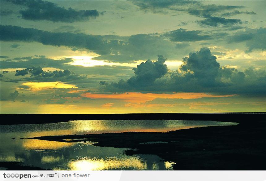 夕阳下弯曲的河水