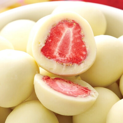 日本进口食品ROYAL皇家 冷冻干燥草莓夹心白巧克力球 180g 袋装