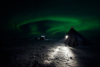 西伯利亚北极圈的夜晚异常冰冷，炫丽景色里不失温馨。