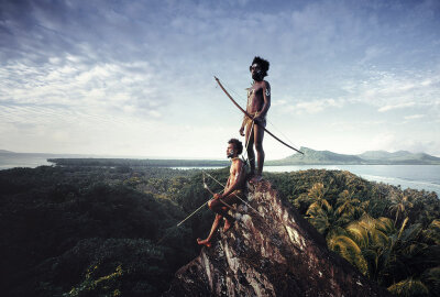  瓦努阿图人，瓦努阿图：瓦努阿图人是居住在瓦努阿图共和国的美拉尼西亚人。由83个大小岛屿组成的瓦努阿图坐落在西南太平洋，1980年摆脱英法统治独立。