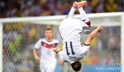 【最佳庆祝动作奖及最落寞背影奖】#奖述世界杯# 世界杯临近尾声，那一幕幕经典的镜头还历历在目。还记得克洛泽进球后的空翻吗？还记得哥伦比亚进球后的集体舞么？还记得C罗和皮尔洛在出局后那落寞的背影么？本届世界…