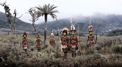 胡力族，巴布亚新几内亚：这个世界第二大岛屿自从1975年独立于澳大利亚后建立了巴布亚新几内亚。这里有着世界上最多样的土著族群，许多文化各异的部落散落在岛屿高原上，在环绕的群山中生活。