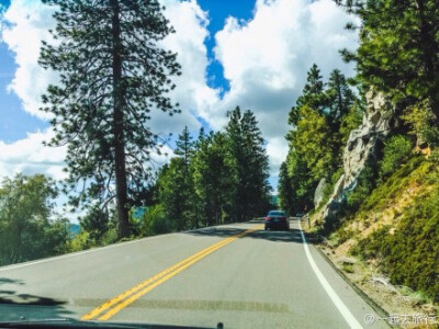 优胜美地，汽车在路上飞驰，窗外是美国公路，和大团的白色云朵。Yosemite，有森林、清泉、山石、彩虹瀑布，溪涧…是一个森林大氧吧，可以真正纯净地呼吸。