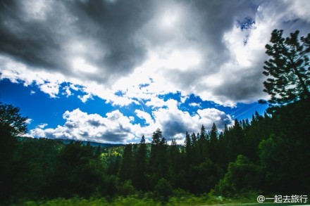 优胜美地，汽车在路上飞驰，窗外是美国公路，和大团的白色云朵。Yosemite，有森林、清泉、山石、彩虹瀑布，溪涧…是一个森林大氧吧，可以真正纯净地呼吸。