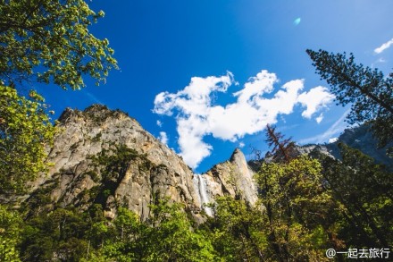 优胜美地，汽车在路上飞驰，窗外是美国公路，和大团的白色云朵。Yosemite，有森林、清泉、山石、彩虹瀑布，溪涧…是一个森林大氧吧，可以真正纯净地呼吸。