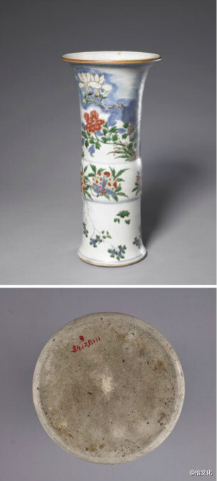 #陶瓷#五彩牡丹玉兰纹花觚，清顺治，高38.7cm，口径18cm，底径12.3cm。通体白釉闪青，口沿施酱釉。器身以青花五彩装饰。画面分三层，上部绘月影洞石花卉，牡丹、玉兰等众多花卉簇拥在洞石周围，竞相开放，五彩斑斓。腰部绘两组饱满的石榴纹。胫部绘垂枝海棠。外底涩胎。无款识。