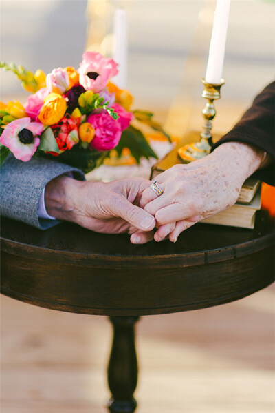 设计师 Lauren Wells  的祖父母结婚61年以来，从来没有脱下过戒指，一直保持着分享秘密的关系，但遗憾的是，他们只在结婚的时候有过一张合影。于是，孙女决定为祖父母拍一辑“飞屋环游记”来纪念他们的永恒真爱。