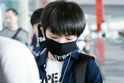 -140704 首都机场到达-#TFBoys王俊凯# 终于把口罩凯修完了 时间隔的太久 色调不一样so so sorry 呜呜呜 几天没见真的好想你 晚安