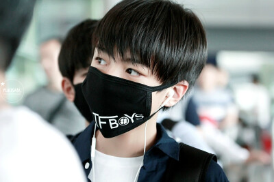 -140704 首都机场到达-#TFBoys王俊凯# 终于把口罩凯修完了 时间隔的太久 色调不一样so so sorry 呜呜呜 几天没见真的好想你 晚安