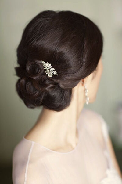 典雅 Wedding Hair Inspiration &amp;amp; Tutorials: The Classic Chignon | Bridal Musings