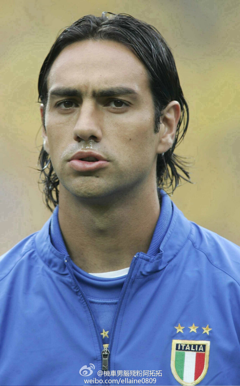 亚历桑德罗.内斯塔（Alessandro Nesta）2004年欧洲杯，意大利vs瑞典赛前气哼哼的列队照，很显然他有过敏性鼻炎XDDDD