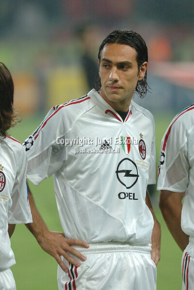 亚历桑德罗.内斯塔（Alessandro Nesta）2005年欧冠决赛赛前，图左的人是皮尔洛。这时他们还不知道这场比赛将成为足球史上著名的“伊斯坦布尔之夜”…