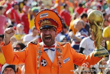 【荷兰球迷筹钱送铁杆粉丝赴巴西 范佩西献队长袖标】荷兰有位球迷追随橙衣军团超过25年。因每次比赛他都穿一套橙色军装式样的服装，被称为“橙衣将军”。此次由于资金问题他无力奔赴巴西。于是荷兰球迷发起募捐，将他送到了巴西。季军战取胜后，范佩西来到观众席，将队长袖标献给了“将军”。