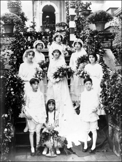 1915年.新娘(中間者)和她的幾位伴娘友人