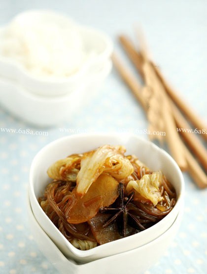 家常下飯白菜燉土豆的做法 工 藝：燉口 味：家常味 難 度：初中水平人 數(shù)：2準(zhǔn)備時(shí)間：15分鐘烹飪時(shí)間：&amp;lt;30分鐘 白菜燉土豆的主料：白菜４片、土豆１個(gè)、粉條１把 白菜燉土豆的輔料：色拉油45ml、蔥1/4棵、姜2片、花椒5、6粒、八角1個(gè)、食鹽1.2克、水適量 白菜燉土豆的做法： 1、土豆去皮，切2-3…