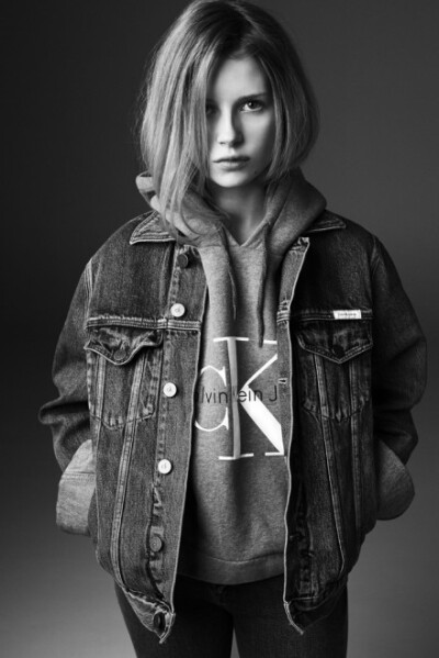 Calvin Klein Jeans x mytheresa.com 2014：Lottie Moss by Michael Avedon 模特+摄影师，一位是CK Muse之一的Kate Moss同父异母的妹妹，一位是最著名Calvin Klein Jeans广告之一（1981）的拍摄者Richard Avedon的孙…