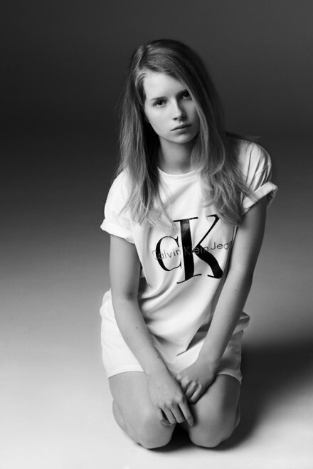 Calvin Klein Jeans x mytheresa.com 2014：Lottie Moss by Michael Avedon 模特+摄影师，一位是CK Muse之一的Kate Moss同父异母的妹妹，一位是最著名Calvin Klein Jeans广告之一（1981）的拍摄者Richard Avedon的孙子