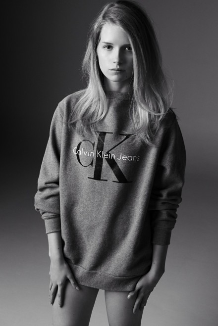 Calvin Klein Jeans x mytheresa.com 2014：Lottie Moss by Michael Avedon 模特+摄影师，一位是CK Muse之一的Kate Moss同父异母的妹妹，一位是最著名Calvin Klein Jeans广告之一（1981）的拍摄者Richard Avedon的孙子