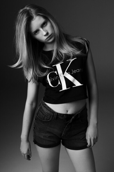 Calvin Klein Jeans x mytheresa.com 2014：Lottie Moss by Michael Avedon 模特+摄影师，一位是CK Muse之一的Kate Moss同父异母的妹妹，一位是最著名Calvin Klein Jeans广告之一（1981）的拍摄者Richard Avedon的孙…