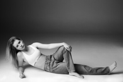 Calvin Klein Jeans x mytheresa.com 2014：Lottie Moss by Michael Avedon 模特+摄影师，一位是CK Muse之一的Kate Moss同父异母的妹妹，一位是最著名Calvin Klein Jeans广告之一（1981）的拍摄者Richard Avedon的孙…