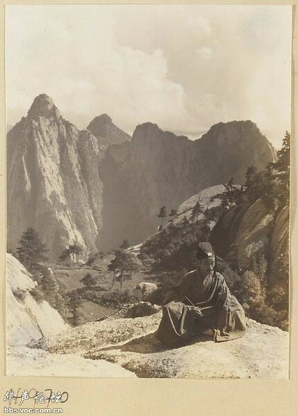 1935. 在东峰上的道士 华山