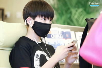 【四叶草TFBOYS】#TFBOYS# 140714 TFBOYS北京赴广州机场饭拍高清9P~出处见LOGO~