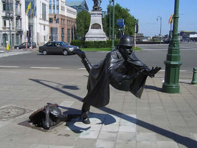 雕塑与旅途：世界最具创意雕像top25#17 Square Sainctelette  比利时 布鲁塞尔