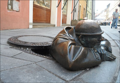 雕塑与旅途：世界最具创意雕像top25 #16 Man At Work 工作间的男人  斯洛伐克布拉提斯拉瓦