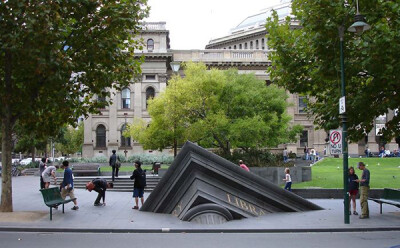 雕塑与旅途：世界最具创意雕像top25 #11 Sinking Building Outside State Library 沉没的图书馆  澳大利亚