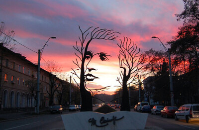 雕塑与旅途：世界最具创意雕像top25#1 Mihai Eminescu米哈伊·埃米内斯库——罗马尼亚著名诗人  罗马尼亚