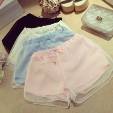 自己非常喜欢的短裤哦//裤型非常的显瘦//欧根纱拼接有点仙仙的感觉~一般搭配T或者雪纺就很好看咯。推荐的哟~