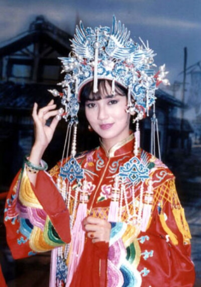 【那些古装戏里的美人】《京华烟云》（1988年赵雅芝主演电视连续剧）凤冠霞帔的赵雅芝。曦 @晨曦小径