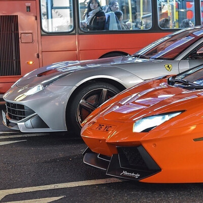 Lamborghini Aventador vs Ferrari F12