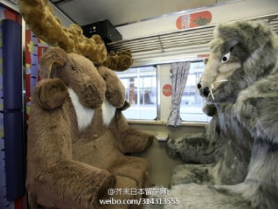 日本铁路JR旭山动物园号是一列运行于札幌和旭山之间的特快列车。而最特别的是，列车上有各种动物造型的座位哦，包括长颈鹿，猫头鹰，白熊等等~萌爆！！！