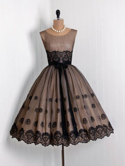 scalloped lace edging in black &amp;amp; beige. 1950s party dress.