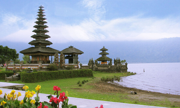 世界上最適合自由行的國家 印尼峇里島 (Bali, Indonesia) 想體驗(yàn)每天醒來四面八方只充滿綠樹蟲鳴鳥叫的峇里島VILLA那種愜意的生活？如果你的心無法平靜，收拾行囊來這裡做瑜伽和水療，體驗(yàn)一下田園生活吧！