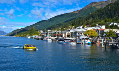 世界上最適合自由行的國家 紐西蘭皇后鎮(New Zealand,Queenstown) 紐西蘭的戶外冒險天堂，高空彈跳丶飛行傘丶高空跳傘丶騎馬丶急流泛舟到搭纜車上山看湖景，體力耗儘後還能選間好餐廳大吃大喝一頓，一起來冒險吧！