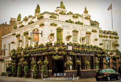 #植物小周边# 路过绝对不会错过的小馆Churchill's Arms Pub，位于伦敦。被万花包裹的一栋楼，前厅是酒吧，实木的长条吧凳，贴出的旧报纸和招贴画都是英伦复古风，后厅是一家泰餐厅，篱笆状的小露台，屋顶绿萝自然垂…