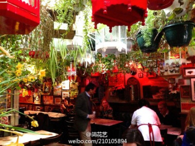 #植物小周边# 路过绝对不会错过的小馆Churchill's Arms Pub，位于伦敦。被万花包裹的一栋楼，前厅是酒吧，实木的长条吧凳，贴出的旧报纸和招贴画都是英伦复古风，后厅是一家泰餐厅，篱笆状的小露台，屋顶绿萝自然垂…