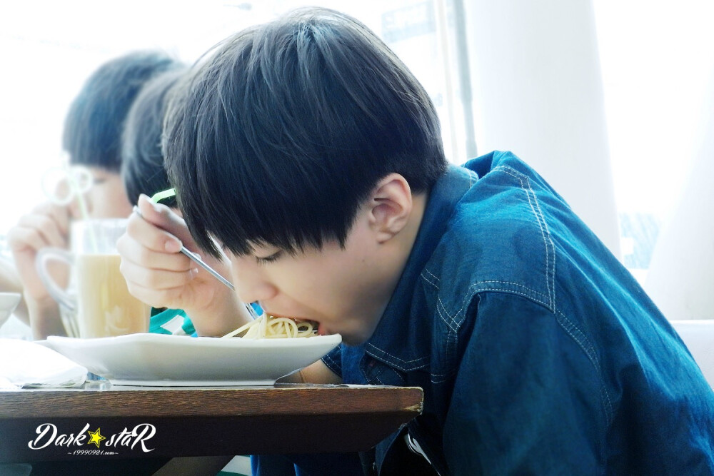 #TFBoys王俊凯# -PREVIEW- 140717 广州白云机场。今天“舌尖上的深夜”节目由全宇宙最红的 @TFBOYS-王俊凯 带你走进神秘的机场美食！面条吸溜吸溜，咖啡咕嘟咕嘟，最后擦嘴巴的纸巾也要一点点的吃掉呀！MIA MIA~天了噜宝宝吃饱喝足了！