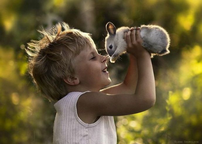 妈妈眼中儿子童话般的纯真农场生活。摄影师Elena Shumilova用相机捕捉到了许多儿子与农场小动物们融洽相处的温馨画面。这些照片中孩子和小动物的有爱互动，再配上唯美的田园风光，仿佛带人进入了一个梦幻飘渺的童真世界。