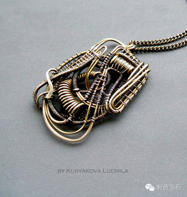 绕线首饰（Wire Wrap）就是金属丝缠绕制作出的饰品。 国外更喜欢纯手工制作的饰品，这种简单的只是用金属线（多用铜线、纯银钱）缠绕天然石材等就可以设计出非常精美的各色饰品。这批饰品同出俄罗斯一位女设计师之手。