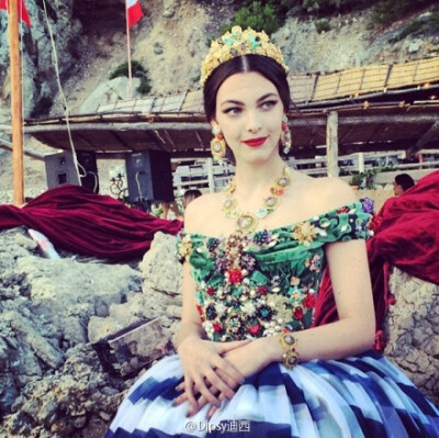 Dolce &amp;amp; Gabbana Alta Moda Fall 2014┃Dolce&amp;amp;Gabbana的高级定制都会选择美丽且隐蔽的度假圣地神秘的发布，被邀请的贵客大多会乘坐私人游艇或直升机出席，剩下少量名额会给到圈内媒体好友...此番选…