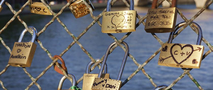 艺术桥 挂满爱情之锁的艺术桥留下了巴黎爱侣们无数浪漫回忆