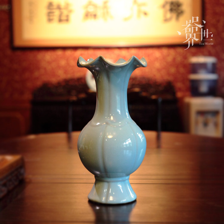 【器世界】精品茶具#玉松汝瓷-孟玉松大师监制-天青釉荷口瓶#釉色：天青釉 月白釉 规格： 高38 直径18 制作：纯手工模具制造 产品介绍：为汝窑传统器形，瓶口形似荷叶瓶身纵饰瓜棱，造型优雅，线条流畅，具装饰收藏一体，因出土与汝州被作为原产地市标造型！