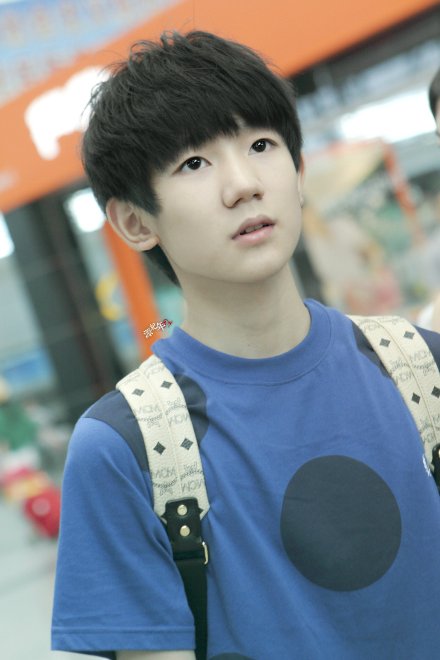 #和王源益起来# #王源# 【源纪年Royera】【伴你成长，为你护航，待你成王】【140717广州白云机场】星沉海底当窗见，雨过河源隔座看。【LOFTER：http://t.cn/RPwFH8v】