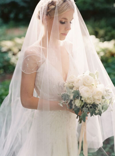 In love with this bride's style.